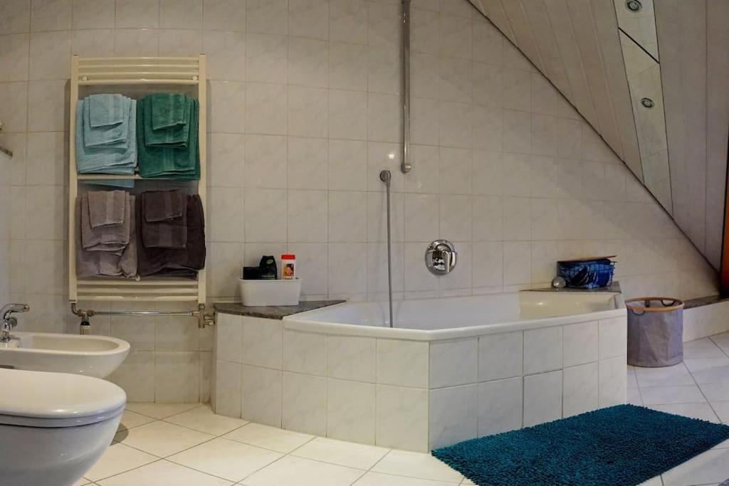 Grosse, Helle Wohnung Fuer Bis Zu 6 Personen Weinheim Exteriér fotografie